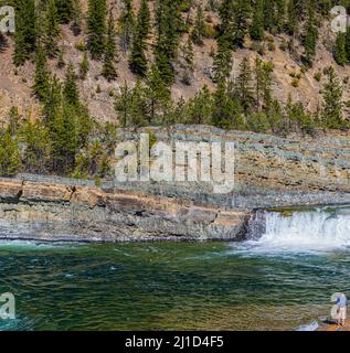 Pêche sous les chutes Kootenai sur la rivière Kootenai, comté de Lincoln, Montana, États-Unis Banque D'Images