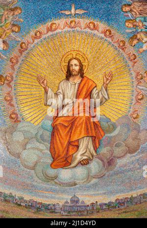 BARI, ITALIE - 3 MARS 2022 : la mosaïque de Jésus dans l'apase de l'église Chiesa di San Antonio par Franco d'Urso à partir de l'année 1959. Banque D'Images