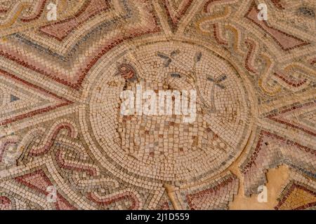 Mosaïques colorées au parc archéologique 1, Madaba, Jordanie. Banque D'Images