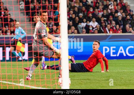 Lille, France - Mars 16 : Christian Pulisic de Chelsea (L) tente un coup de pied pour marquer son but sur le défenseur de Sven Botman Lille (R) pendant le CH de l'UEFA Banque D'Images