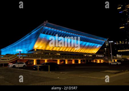 Gdansk, PL-14 Mar 2022: Olivia Hall tous dans les lumières colorées du drapeau ukrainien pour montrer son soutien à l'Ukraine étant attaqué par la Russie. Écran de Gdansk Banque D'Images