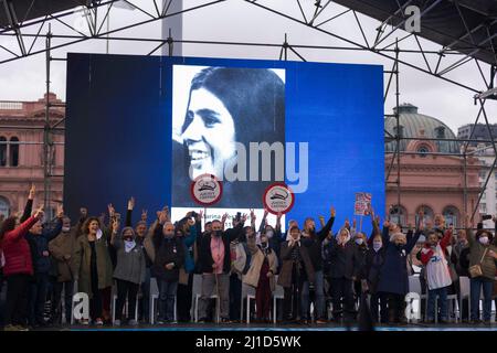 Argentine, Buenos Aires, 24th mars 2022, manifestation organisée sur la Plaza de Mayo pour la Journée de la mémoire pour la vérité et la justice. Cette journée commémore les victimes de la dernière dictature militaire, qui a usurpé le gouvernement de l'État national argentin entre le 24 mars 1976 et le 10th décembre 1983. Esteban Osorio/Alay Live News Banque D'Images