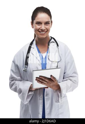 Une bonne santé est entre ses mains. Photo en studio d'un beau jeune médecin à l'aide d'une tablette numérique sur fond blanc. Banque D'Images