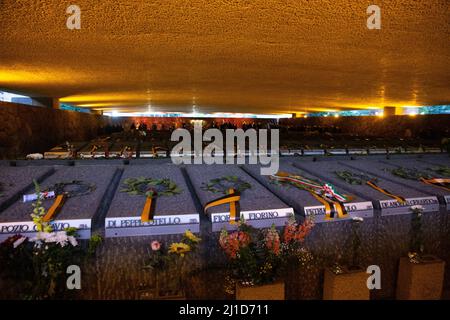 Rome, Italie. 24th mars 2022. Vue du sanctuaire de Fosse Ardeatine, avec les tombes des victimes du massacre nazi (photo de Matteo Nardone/Pacific Press) Credit: Pacific Press Media production Corp./Alay Live News Banque D'Images