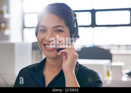 Votre réponse est un appel. Portrait d'un agent du centre d'appels au bureau. Banque D'Images