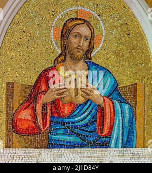 BARI, ITALIE - 5 MARS 2022 : la mosaïque de Jésus à la rupture du pain dans l'église Chiesa del Redentore à partir de l'an 1969. Banque D'Images