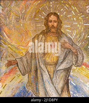 BARI, ITALIE - 5 MARS 2022 : la mosaïque du coeur de Jésus dans l'église Chiesa di Santa Croce par M. Colonna à partir de 20. Cent. Banque D'Images