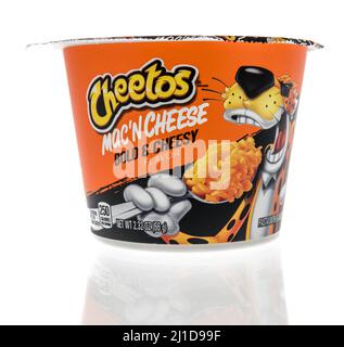 Winneconne, WI -20 Mars 2021: Un paquet de Cheetos mac n fromage gras et cheesy sur un fond isolé Banque D'Images