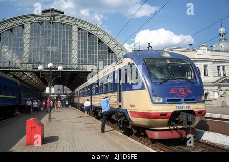 Photo d'un travailleur ferroviaire ukrainien qui embarque un train de voyageurs de chemins de fer ukrainiens à la gare de Lviv. Ukrainian Railways est un joint-stoc d'État Banque D'Images