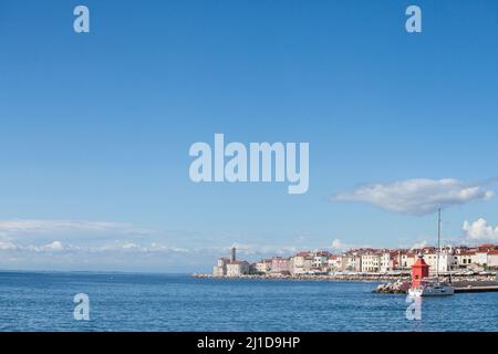 Photo de la mer adriatique prise à Piran, slovénie.Piran est une ville située dans le sud-ouest de la Slovénie, sur le golfe de Piran, sur la mer Adriatique.C'est un de Banque D'Images
