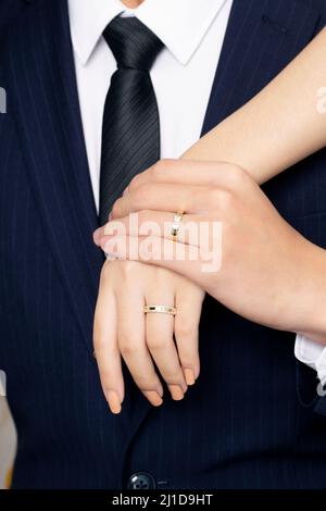 La photographie d'anneau de mariage est une partie importante d'une séance photo de mariage, capturant l'élégance et la signification de l'amour et de l'engagement d'un couple. Thés Banque D'Images