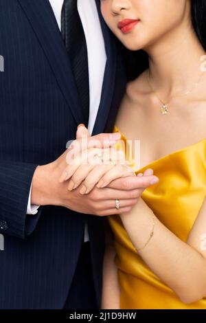 La photographie d'anneau de mariage est une partie importante d'une séance photo de mariage, capturant l'élégance et la signification de l'amour et de l'engagement d'un couple. Thés Banque D'Images