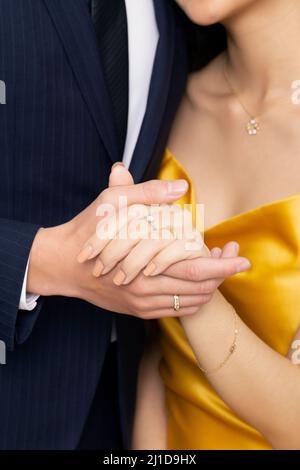 La photographie d'anneau de mariage est une partie importante d'une séance photo de mariage, capturant l'élégance et la signification de l'amour et de l'engagement d'un couple. Thés Banque D'Images