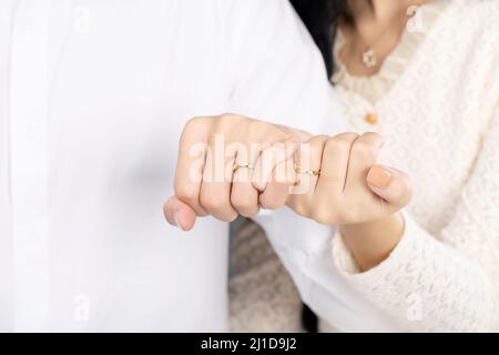 La photographie d'anneau de mariage est une partie importante d'une séance photo de mariage, capturant l'élégance et la signification de l'amour et de l'engagement d'un couple. Thés Banque D'Images