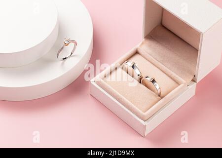 La photographie d'anneau de mariage est une partie importante d'une séance photo de mariage, capturant l'élégance et la signification de l'amour et de l'engagement d'un couple. Thés Banque D'Images