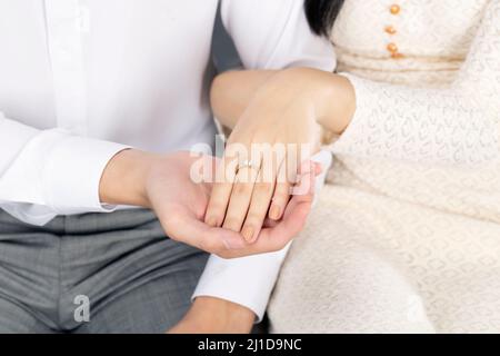 La photographie d'anneau de mariage est une partie importante d'une séance photo de mariage, capturant l'élégance et la signification de l'amour et de l'engagement d'un couple. Thés Banque D'Images