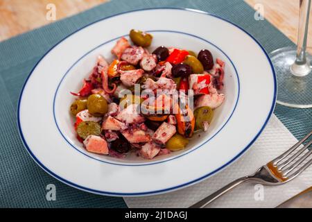 Salade de fruits de mer Salpicon aux crevettes Banque D'Images