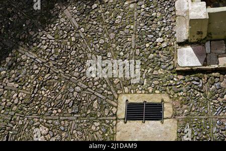 Pavés typiques avec ancien système de drainage, Ouro Preto, Brésil Banque D'Images