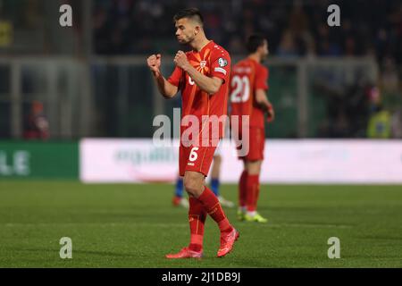 Palerme, Italie, 24th mars 2022. Visar Musliu, de Macédoine du Nord, fête après que les coéquipiers Alekasandar Trajkovski ont marqué pour donner 1-0 points de tête au match de qualification européen de la coupe du monde de la FIFA 2022 au stade Renzo Barbera, à Palerme. Le crédit photo devrait se lire: Jonathan Moscrop / Sportimage Banque D'Images