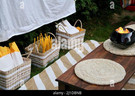 Fiche technique blanc prêt pour une soirée cinéma en plein air avec de la nourriture et des chaises Banque D'Images