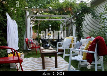 Fiche technique blanc prêt pour une soirée cinéma en plein air avec de la nourriture et des chaises Banque D'Images