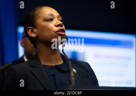 Washington, Vereinigte Staaten. 14th mars 2022. Keechant Sewell, commissaire de police de la ville de New York, prend la parole lors d'une conférence de presse sur les récentes fusillades de sans-abri à New York et à Washington, DC, à l'édifice John Wilson à Washington, DC, le lundi 14 mars 2022. Credit: Cliff Owen/CNP (RESTRICTION: PAS de journaux ou journaux New York ou New Jersey dans un rayon de 75 miles de New York) Credit: dpa/Alay Live News Banque D'Images