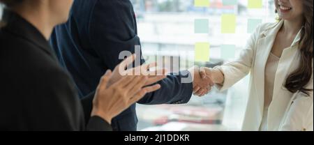 Business asian accord et succès de négociation concept, homme d'affaires en costume de serrer la main avec le client, client après communication formelle et Banque D'Images