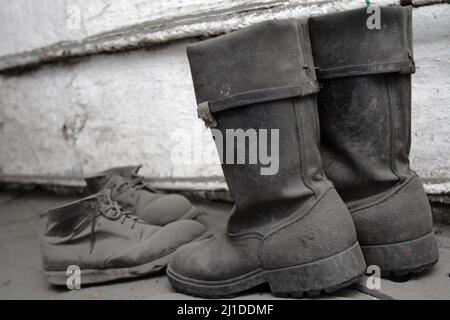 Les bottes poussiéreuses kersey dans la chambre Banque D'Images