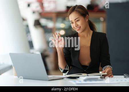 Concept d'entrevue d'emploi.Femme d'affaires questionnant et écoutant les réponses des candidats pendant l'entrevue par appel vidéo sur ordinateur portable. Banque D'Images