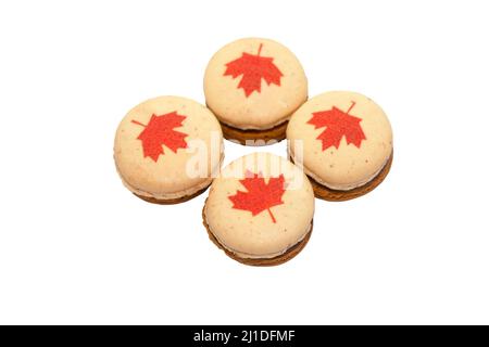 Macarons décorés de feuilles d'érable rouges faites pour la fête du Canada, sur fond blanc Banque D'Images