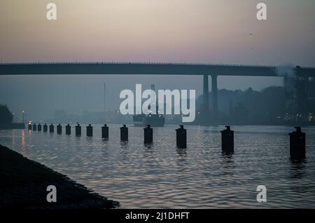 Kiel, Allemagne. 25th mars 2022. Les montagnes russes Helena VG traversent le canal de Kiel en direction du pont haut de Holtenau. La Direction générale de la balance annuelle PK la Direction générale des voies navigables et de la navigation fournit les chiffres du trafic pour l'année 2021 pour le canal de Kiel. Credit: Axel Heimken/dpa/Alay Live News Banque D'Images