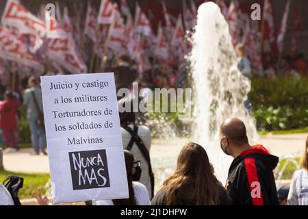 Ciudad de Buenos Aires, Argentine. 24th mars 2022. Des manifestants sur la Plaza de Mayo participent à la Journée de la mémoire pour la vérité et la justice. (Photo par Esteban Osorio/Pacific Press) crédit: Pacific Press Media production Corp./Alay Live News Banque D'Images