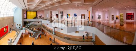Intérieur de l'atrium du musée d'art de Palm Springs, étage principal avec touristes Banque D'Images