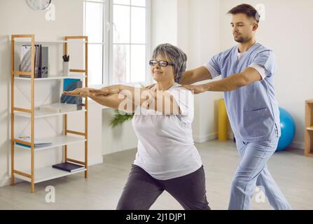 Un médecin de réadaptation professionnelle fournit des services médicaux à une femme âgée à son domicile. Banque D'Images