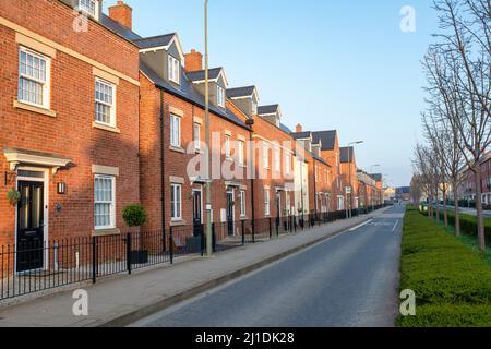 Logement moderne le long de Whitelands Way au lever du soleil. Bicester, Oxfordshire, Angleterre Banque D'Images