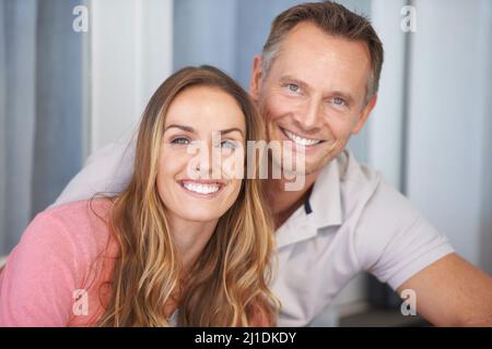 Tous les jours avec elle est une petite tranche de ciel. Une photo rognée d'un couple heureux souriant à l'appareil photo. Banque D'Images