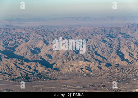 La vallée de Palm Springs paysage en automne sur un brumeux, après-midi chaud de l'antenne, au-dessus de la photo. Banque D'Images