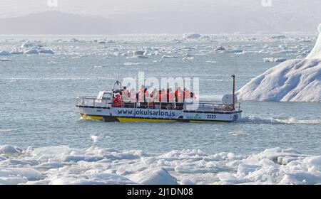 JOKULSARLON, ISLANDE - 30 JUILLET 2021 : excursion en bateau sur la lagune glaciaire de Jokulsarlon en Islande. Beaucoup de gens visitent le célèbre lagon glaciaire en Islande tous les yeux Banque D'Images