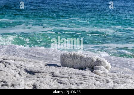 Sel de cristal sur un rocher près de la plage dans la mer Morte. Israël Banque D'Images