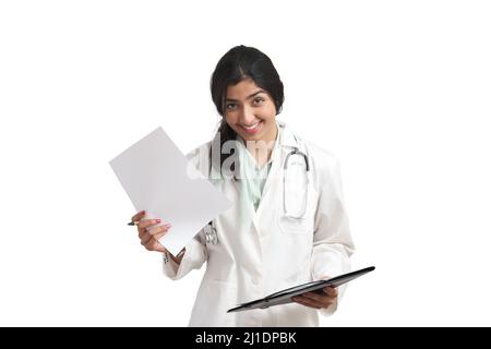 Jeune femme vénézuélienne médecin tenant un rapport médical, isolé. Banque D'Images