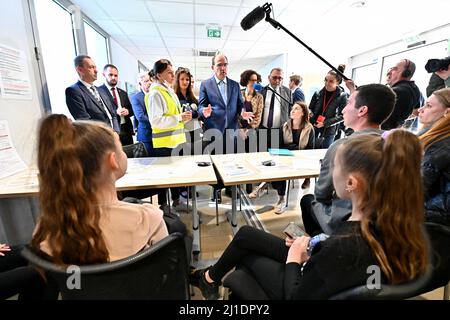 Marlene Schiappa, ministre deleguee chargee de la citoyennee, Jean Castex, Premier ministre, Emmanuelle Wargon, ministre deleguee aupres de la ministre de la transition écologique, chargee du logement, et Joël Giraud, Secret d'état à la Ruralite aupres de la Minister de la cohésion des territoires et des relations avec les collectivités territoriales lors d'une visite de l'accoil des refuges ukrainens à la préfecture de Nice et du centre d'accueil pour les refuges ukrainens à Nice, France, le 24 mars 2022 au 29eme jour de l'invasion russe de l'Ukraine. L'Assemblée générale des Nations u Banque D'Images