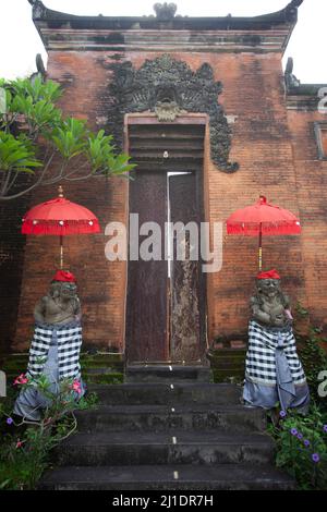 Portes de temple et statues du gardien Bedogol à Sukawati, Bali, Indonésie. Banque D'Images