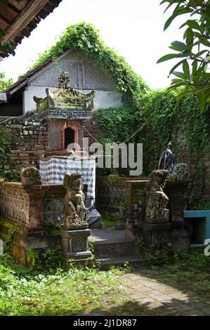 Portes de temple et statues du gardien Bedogol à Sukawati, Bali, Indonésie. Banque D'Images