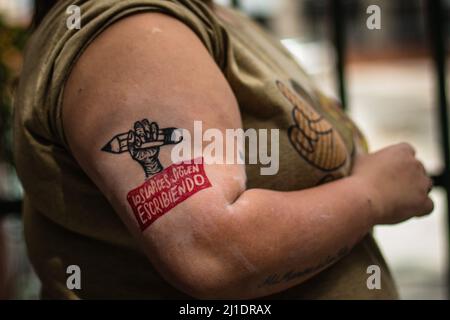 Buenos Aires, Argentine. 24th mars 2022. "Les crayons continuent à écrire", une devise tatouée sur le bras d'une femme qui se réfère aux étudiants qui ont disparu, alors qu'ils n'avaient que 17 ans, pendant la dernière dictature militaire, entre 1976 et 1983. 24M - en Argentine, c'est la Journée nationale de la mémoire pour la vérité et la justice. Il récupère la mémoire des épisodes vécus lors de la dernière dictature civilo-ecclésiastique-militaire, qui a eu lieu en Argentine, entre 1976 et 1983. Crédit : SOPA Images Limited/Alamy Live News Banque D'Images