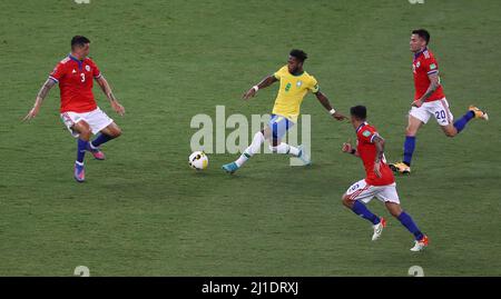 Rio de Janeiro. 24th mars 2022. Fred (2nd L) du Brésil participe à la coupe du monde de la FIFA 2022 entre le Brésil et le Chili à Rio de Janeiro, au Brésil, le 24 mars 2022. Crédit: Wang Tiancong/Xinhua/Alamy Live News Banque D'Images