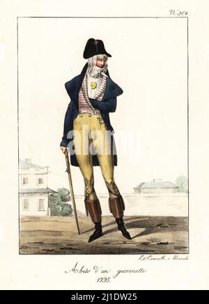 Jeune homme à la mode ou incroyable, Directoire Era, 1795. En bicorne avec blason, col haut et cravat, rouge bleu, veste sans manches à rayures, culottes, bottes longueur mollet avec longs poignets, armé d'un gel-culotte. Costume d'un jeune maison. 1795. Après Carle Vernet. Lithographie de couleur main par Lorenzo Bianchi et Domenico Cuciniello d'après Hippolyte Lecomte de Costuci civili e militari della monarchia francese dal 1200 al 1820, Naples, 1825. Édition italienne des costumes civils et militaires de Lecomte de la monarchie française de 1200 à 1820. Banque D'Images