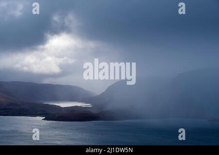 Pluie entrante au-dessus du Loch Torridon supérieur dans Wester Ross. Scottish Highlands, Écosse Banque D'Images