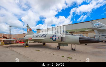 Honolulu, Oahu, Hawaii, États-Unis - août 2016 : avion de l'US Air Force américaine Convair F-102A Delta Dagger intercepteur de 1950s à Raytheon Banque D'Images