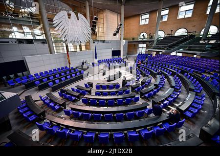 Berlin, Allemagne. 25th mars 2022. La salle plénière vide avant la session au Bundestag allemand. Dans le cadre de la semaine budgétaire, les budgets individuels de l'économie et de la protection du climat, de la santé, de la justice et de la protection des consommateurs, des affaires intérieures, de l'agriculture et de l'alimentation, de l'éducation et de la recherche seront débattus lors de la session de 25th de la période législative de 20th. Credit: Fabian Sommer/dpa/Alay Live News Banque D'Images