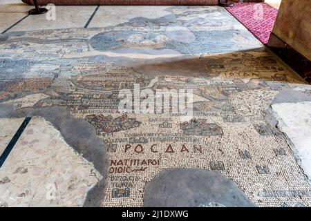 La célèbre “carte en mosaïque” de l’église orthodoxe grecque de St George, Madaba, gouvernorat de Madaba, Jordanie. Banque D'Images